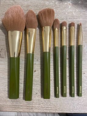 Olive Green 7-Piece Makeup Brush Set with Gold Ferrules